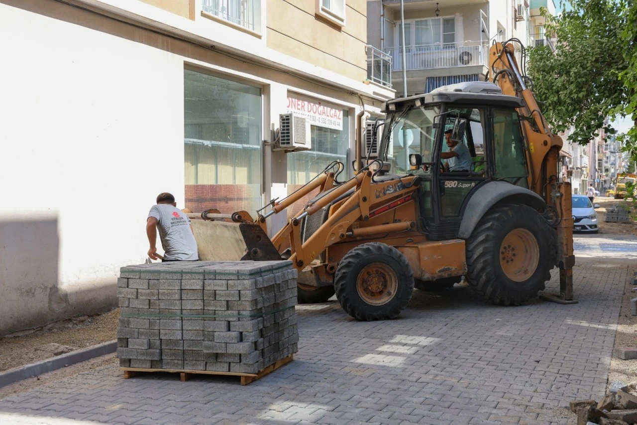 Yol çalışmaları devam ediyor, Efeler yenileniyor