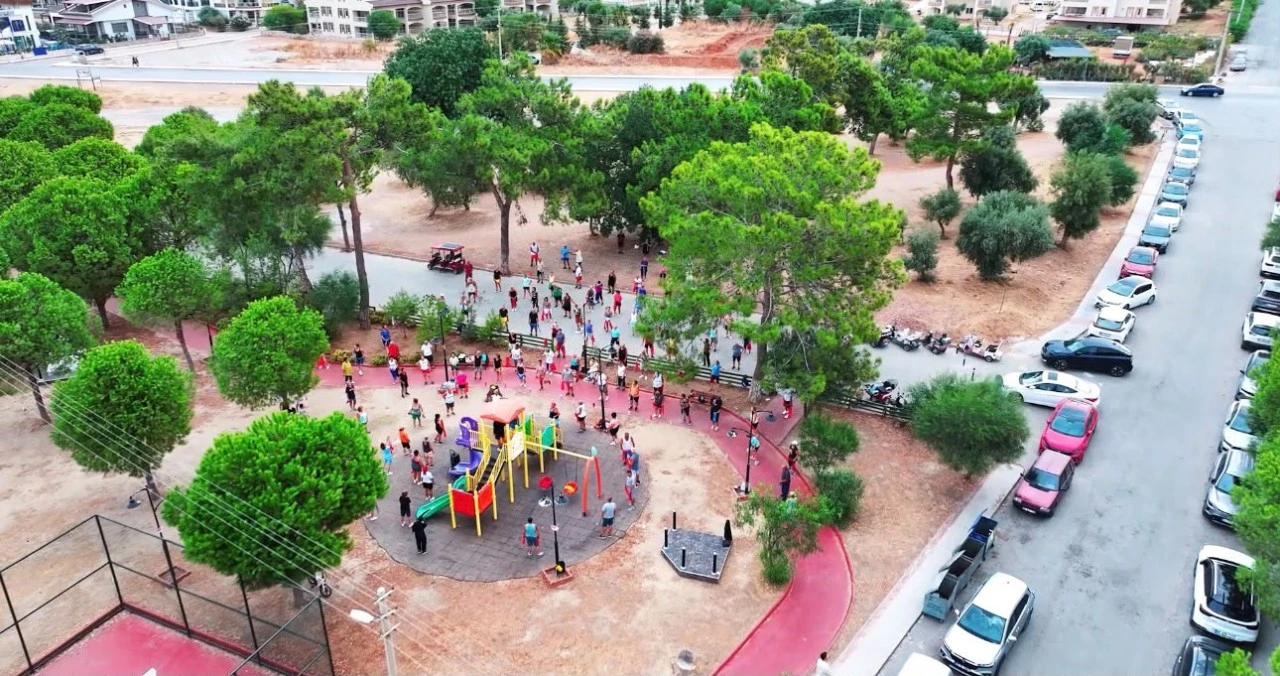 Akbük Zübeyde Hanım Parkı’nda gerçekleştirilen buluşmada hareketli ve sağlıklı yaşamın önemine dikkat çekildi