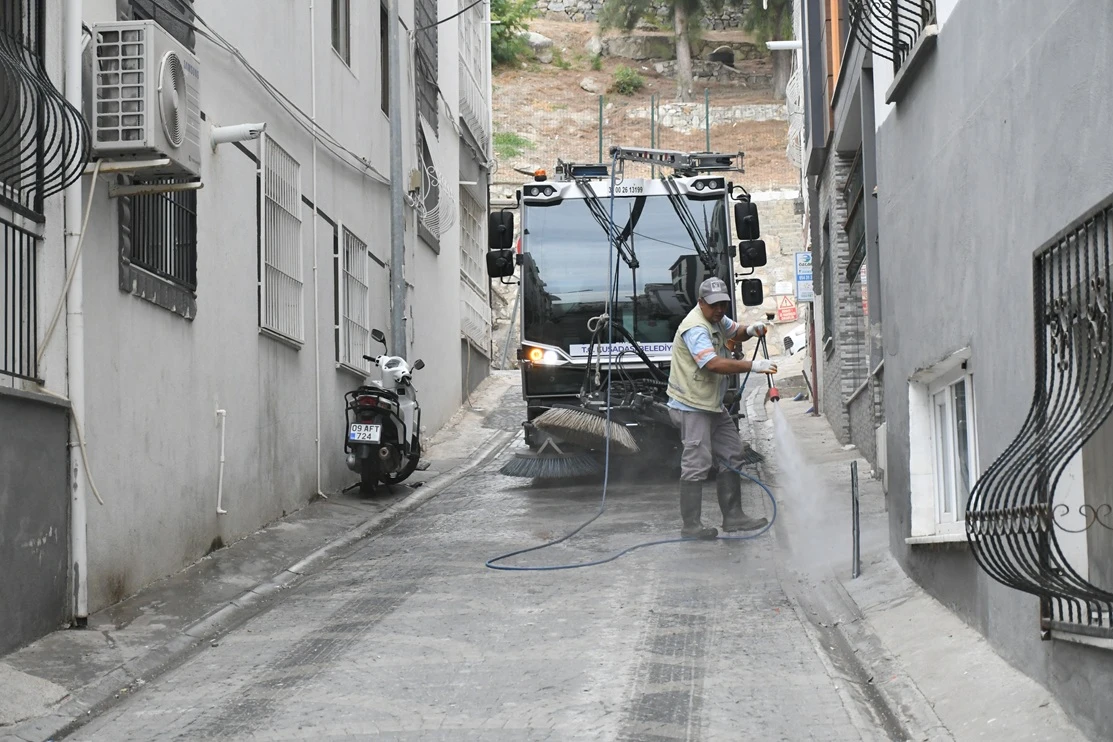 Temiz bir Kuşadası için mesai durmadan devam ediyor