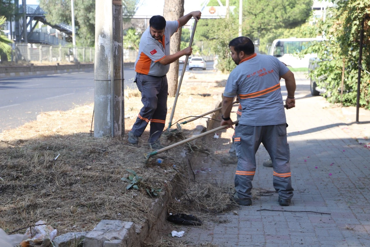 Nazilli Belediyesi’nden devlet karayolunda kapsamlı temizlik çalışması