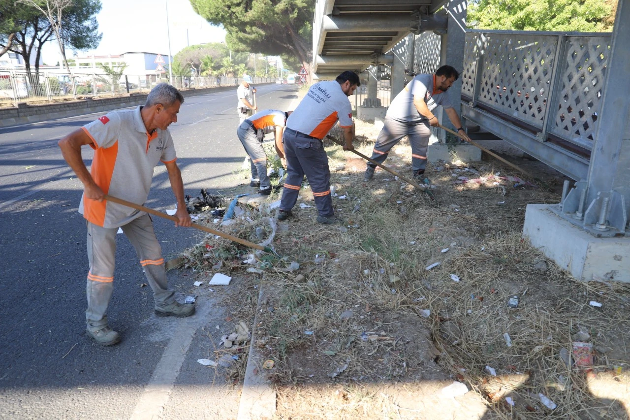Nazilli Belediyesi’nden devlet karayolunda kapsamlı temizlik çalışması
