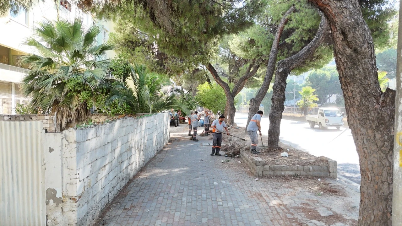 Nazilli Belediyesi’nden devlet karayolunda kapsamlı temizlik çalışması