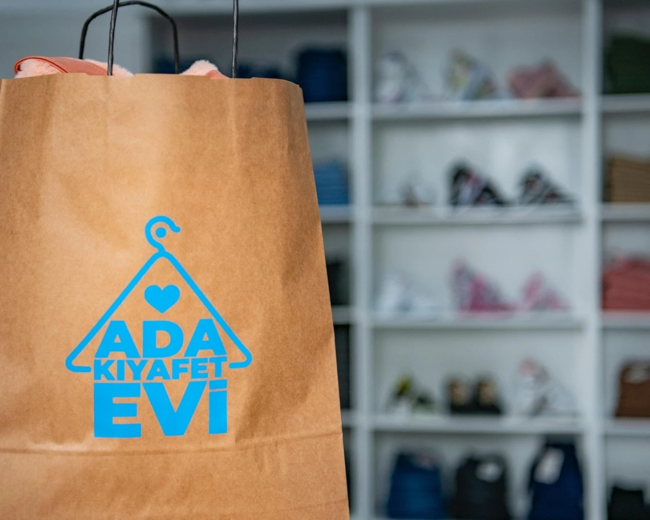 Ada Kıyafet Evi Kuşadalı çocukların daima yanında