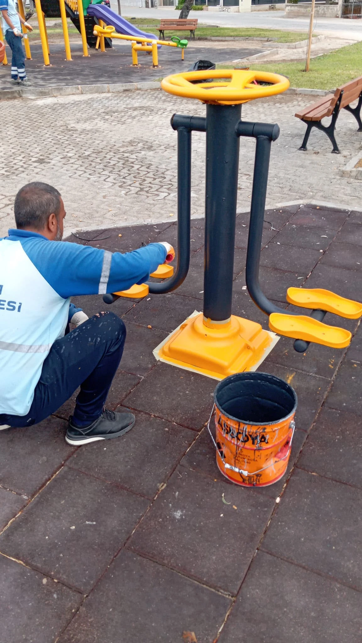Didim genelinde park ve oyun alanlarında bakım, onarım ve boya çalışmaları yapılıyor