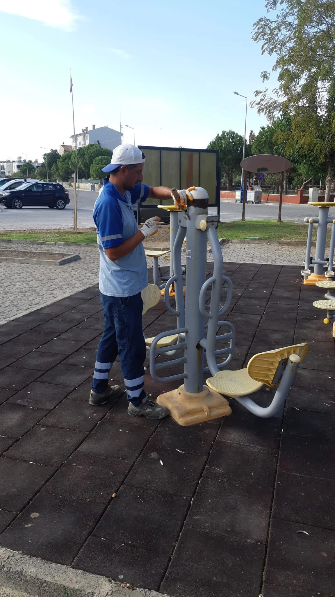 Didim genelinde park ve oyun alanlarında bakım, onarım ve boya çalışmaları yapılıyor