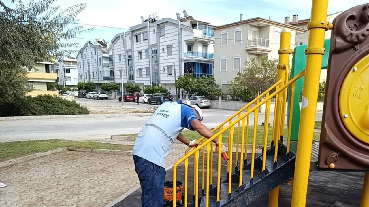 Didim genelinde park ve oyun alanlarında bakım, onarım ve boya çalışmaları yapılıyor
