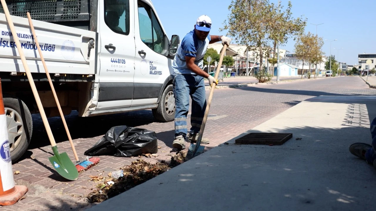 Didim genelinde düzenli olarak sürdürülen mazgal temizliği, yağışlı havalar öncesinde de devam ediyor