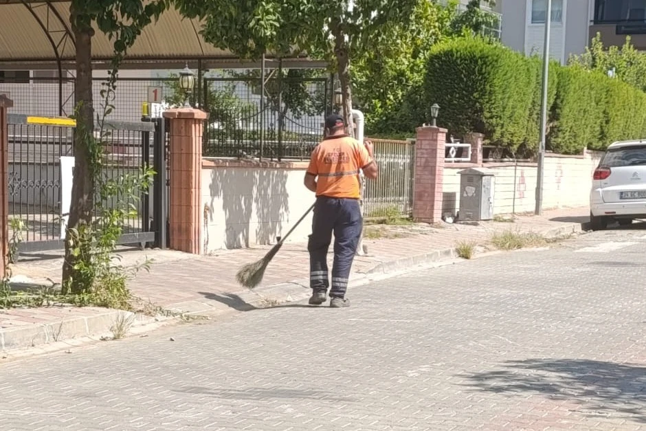 Başkan Yetişkin ile Efeler’in sokaklarında temizlik seferberliği