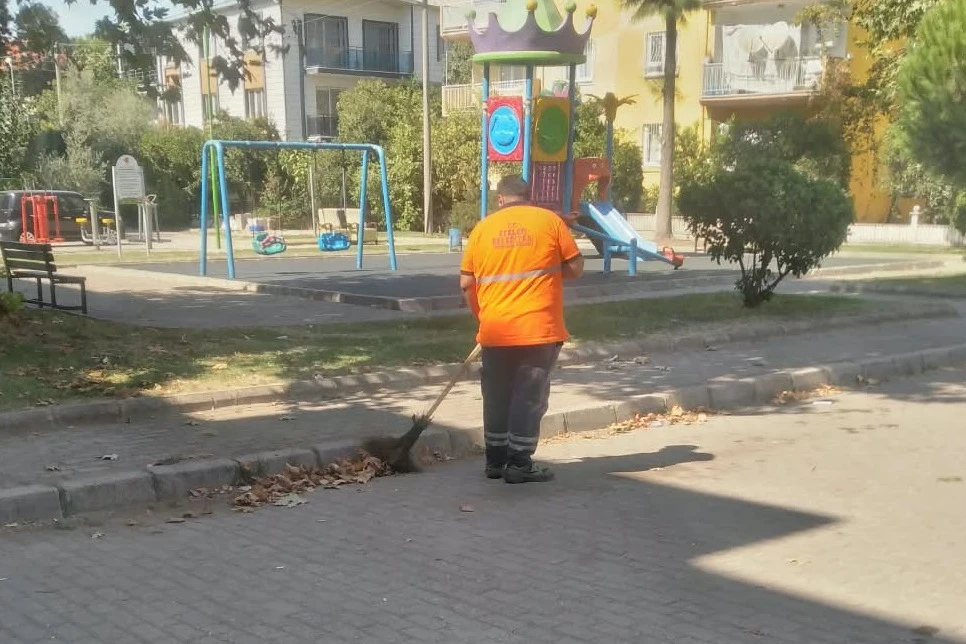 Başkan Yetişkin ile Efeler’in sokaklarında temizlik seferberliği