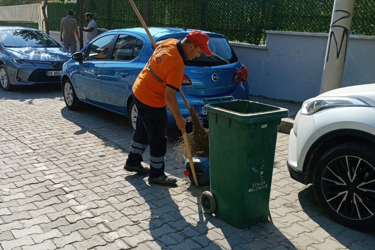 Başkan Yetişkin ile Efeler’in sokaklarında temizlik seferberliği