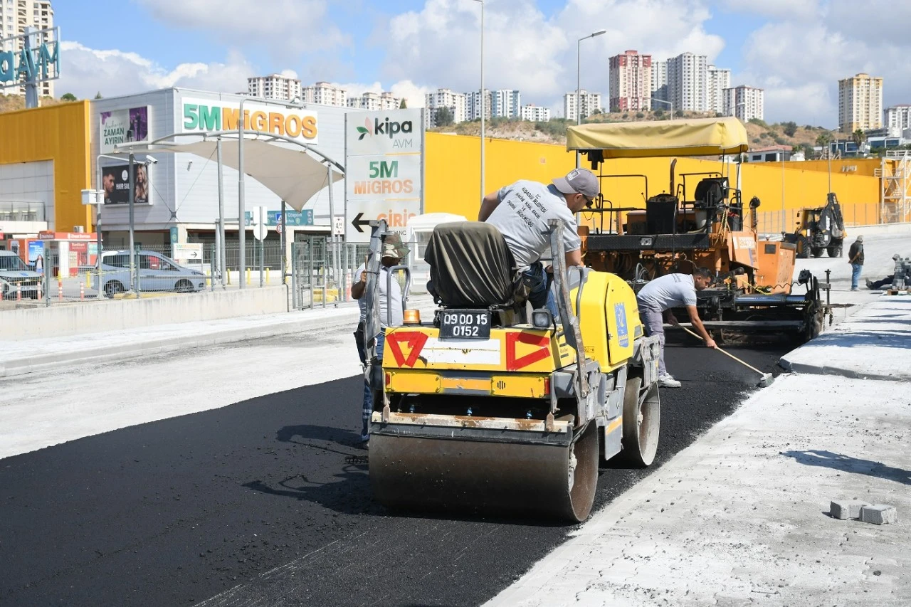 Kuşadası Belediyesi’nden Değirmendere’de asfalt mesaisi