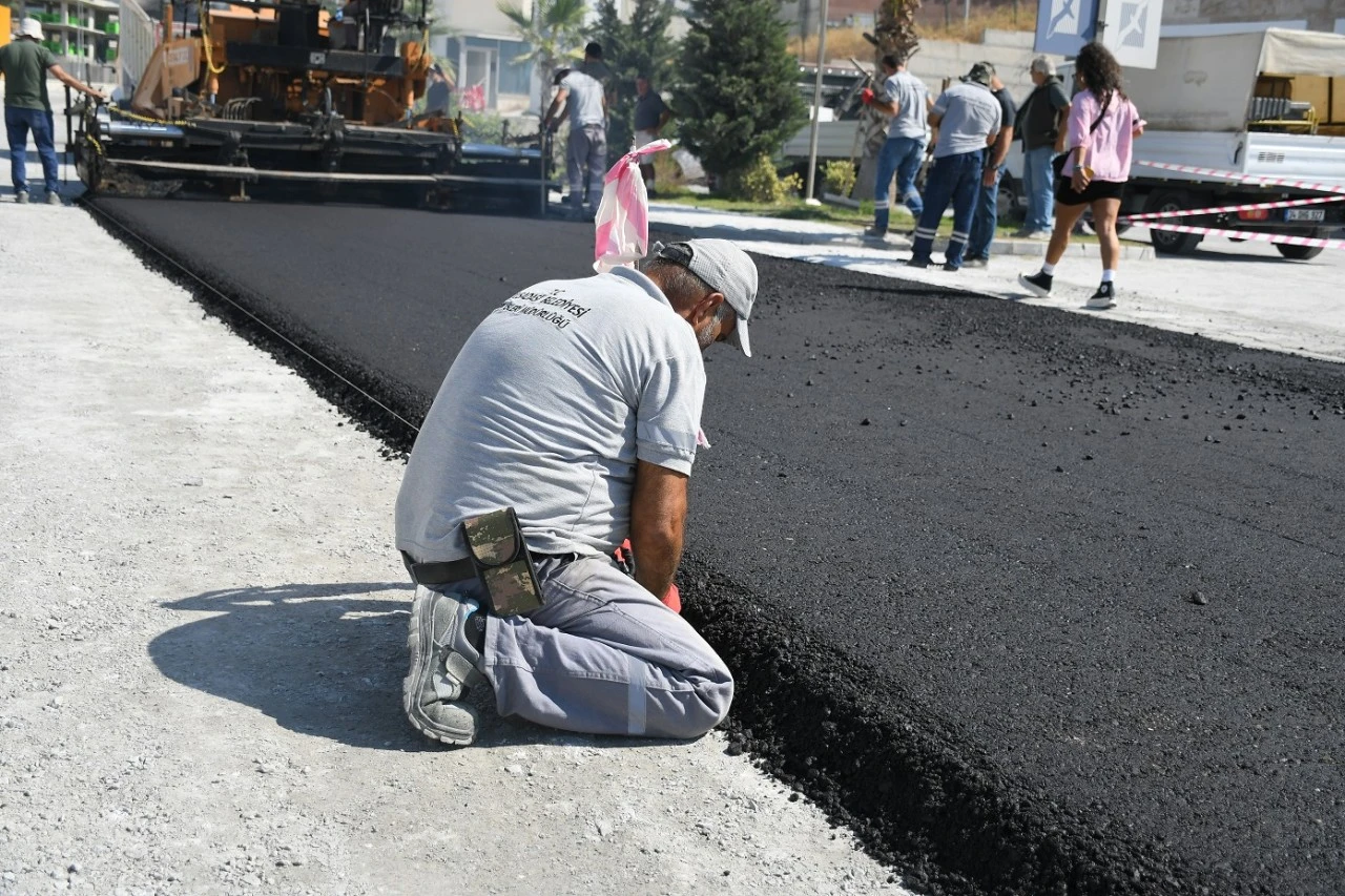Kuşadası Belediyesi’nden Değirmendere’de asfalt mesaisi