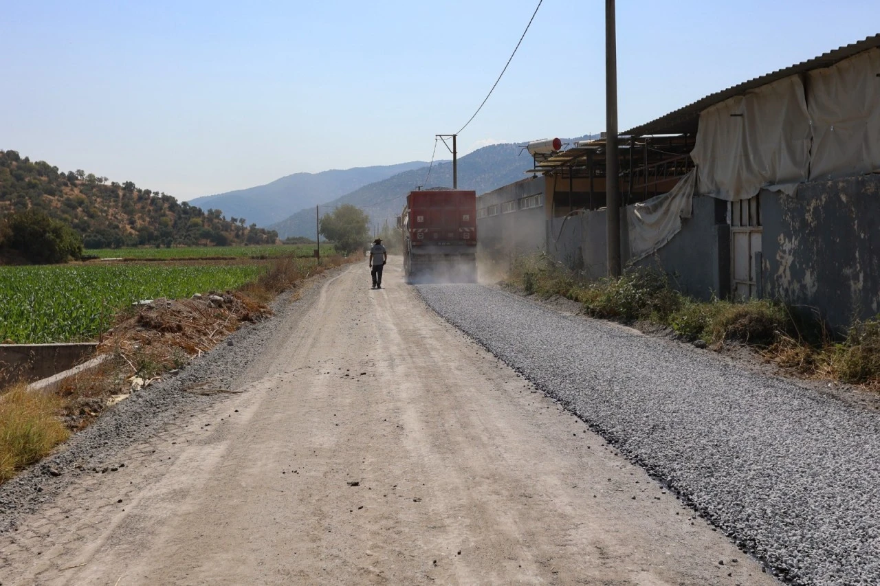 Başkan Yetişkin’den üreticilerin yüzünü güldüren asfalt çalışması