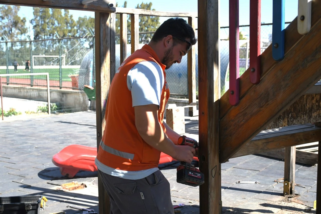 Kuşadası Belediyesi’nden çocuklar için güvenli oyun alanları