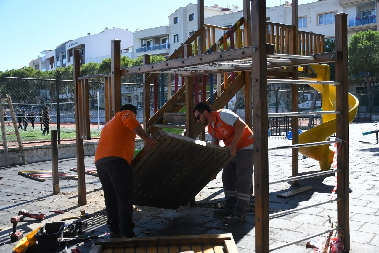 Kuşadası Belediyesi’nden çocuklar için güvenli oyun alanları