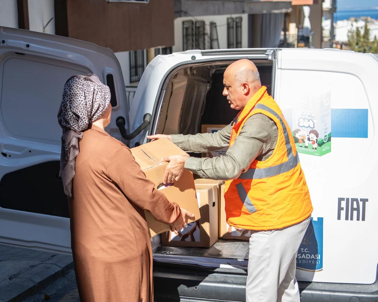 Kuşadası Belediyesi’nden ihtiyaç sahiplerine yıl boyunca gıda kolisi desteği  