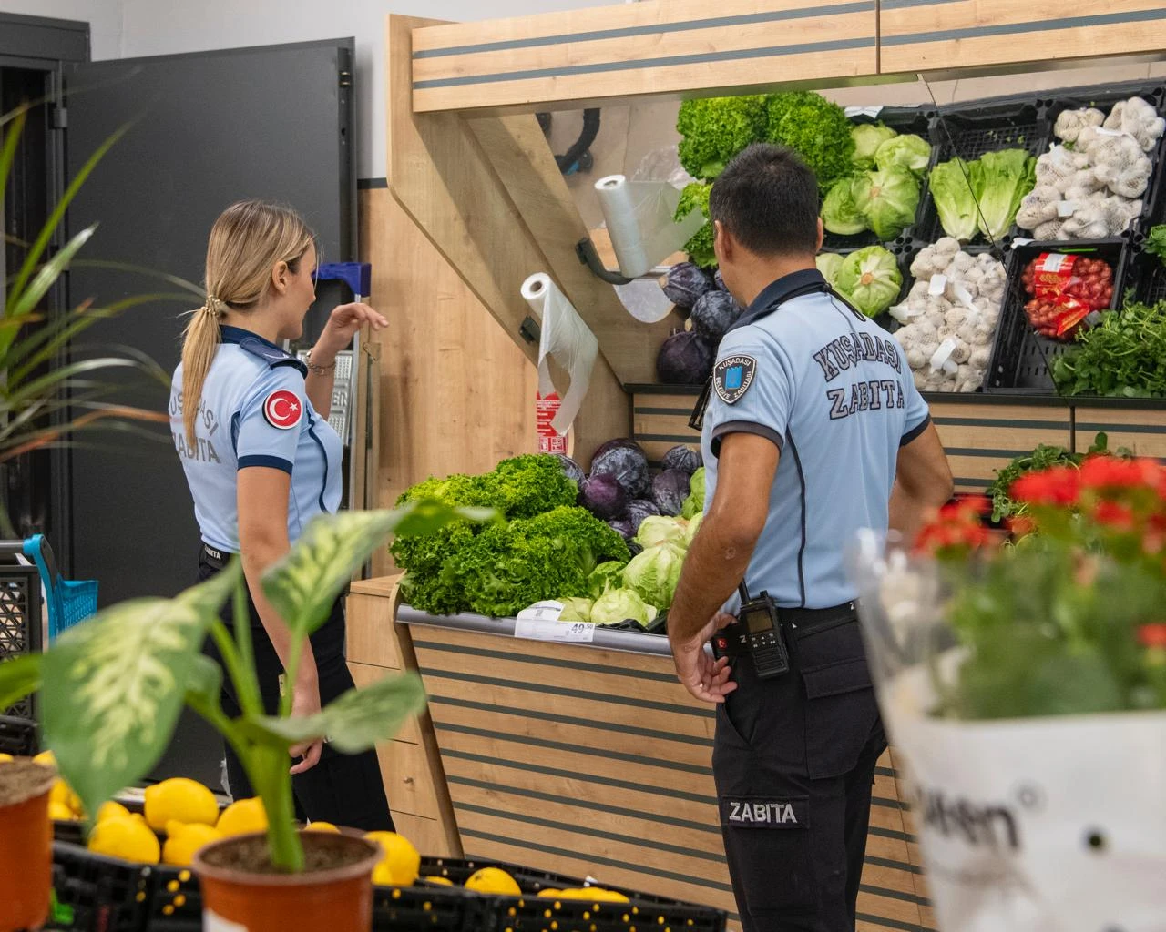 Kuşadası’nda zincir marketlere sıkı denetim