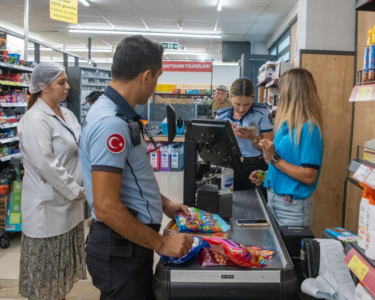 Kuşadası’nda zincir marketlere sıkı denetim