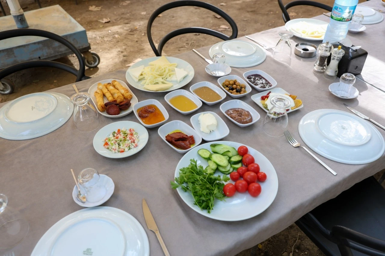 Efeler Belediyesi Doğa Restaurant’ta güne lezzetli başlangıç