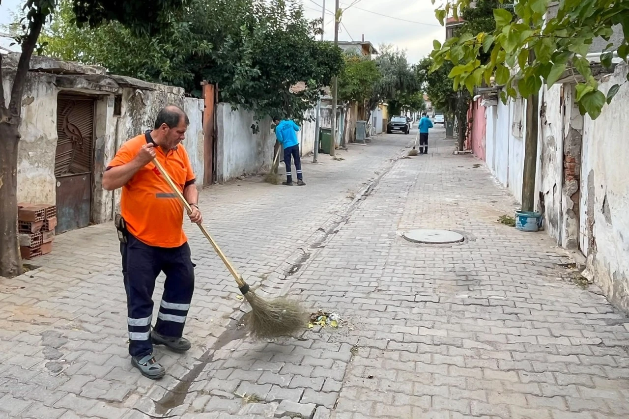 Efeler’de Temizlik Mesaisi Hız Kesmeden Sürüyor