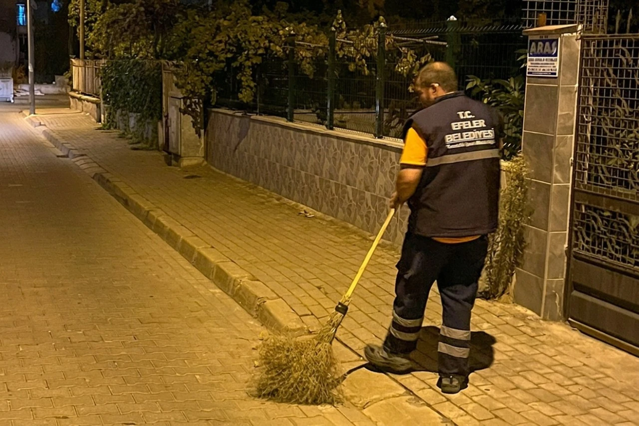 Efeler’de Temizlik Mesaisi Hız Kesmeden Sürüyor
