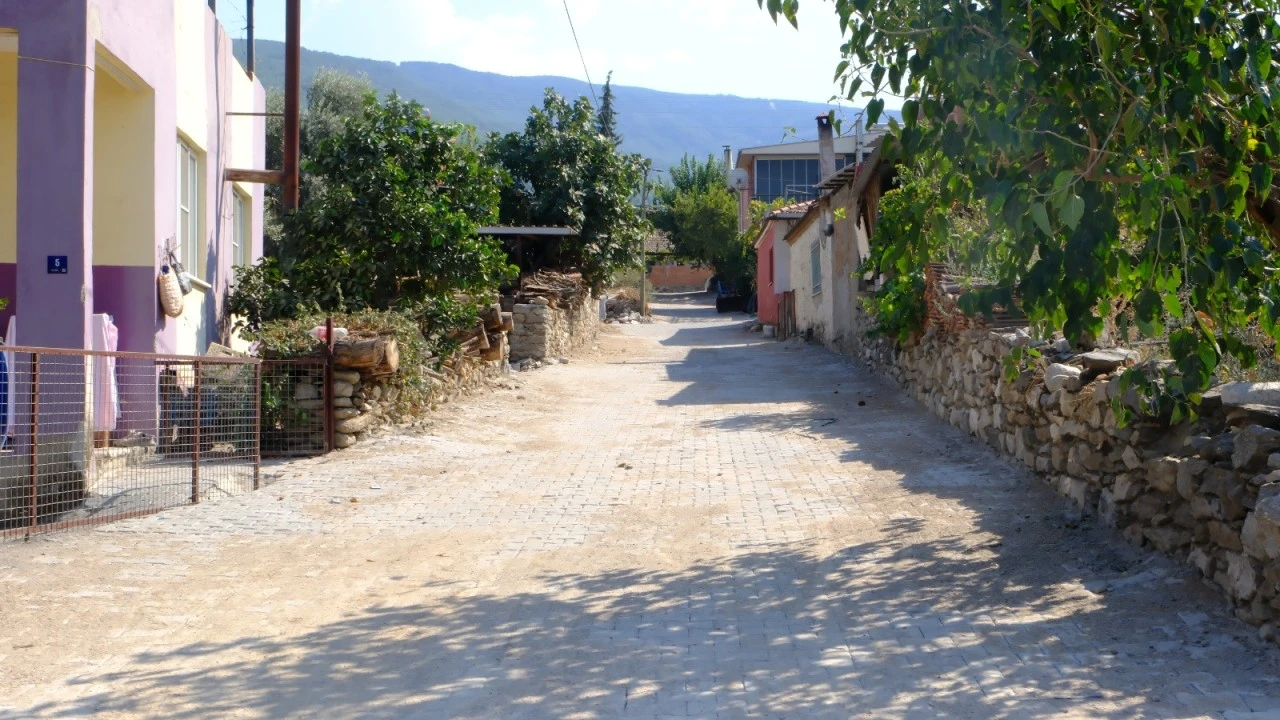 Kuyucak Çamdibi Mahallesi’nde Parke Taşı Çalışmalarında 1. Etap Tamamlandı