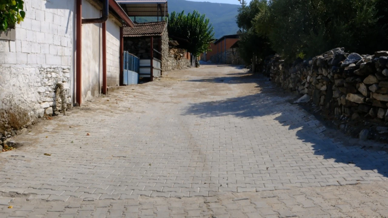 Kuyucak Çamdibi Mahallesi’nde Parke Taşı Çalışmalarında 1. Etap Tamamlandı