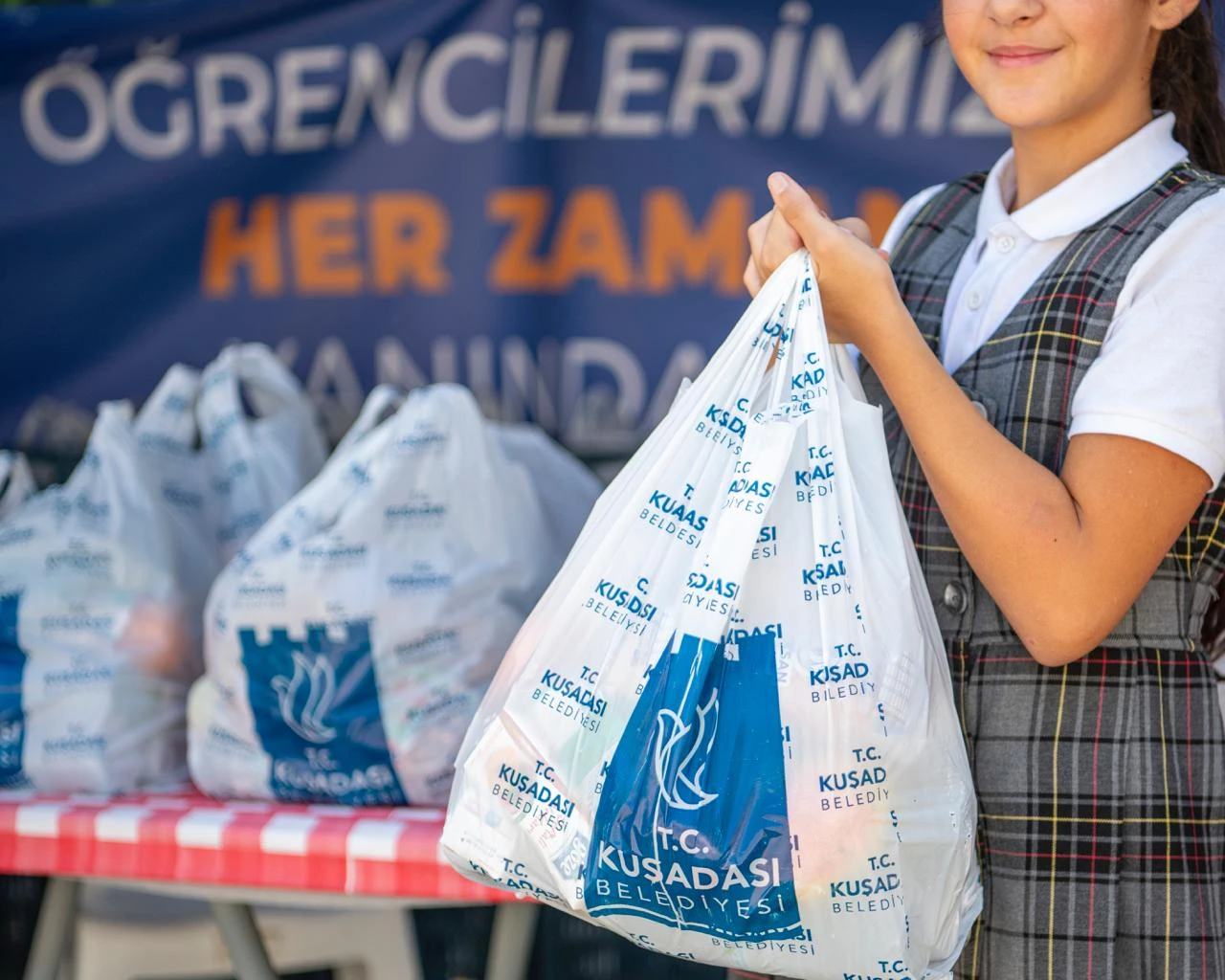 Kuşadası Belediyesi'nin Beslenme Çantası Desteği Bu Yıl 1400 Çocuğa Ulaşacak