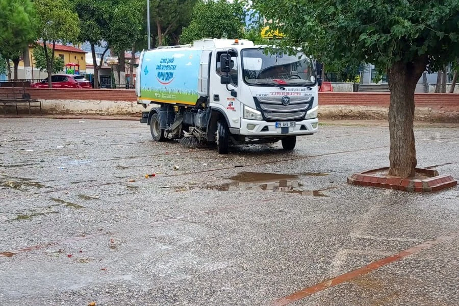 Efeler Belediyesi’nden semt pazarlarına detaylı temizlik