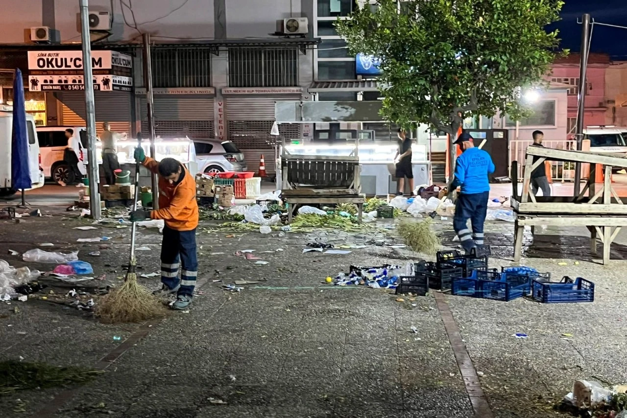 Efeler Belediyesi’nden semt pazarlarına detaylı temizlik