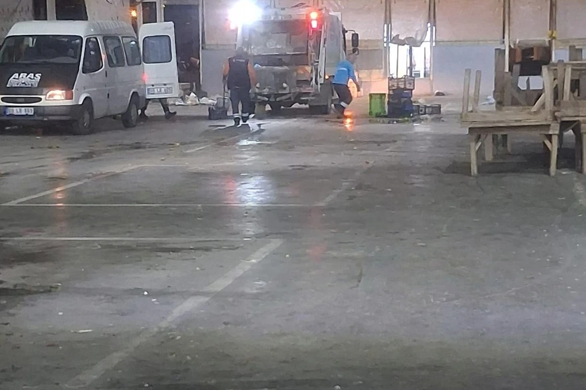 Efeler Belediyesi’nden semt pazarlarına detaylı temizlik