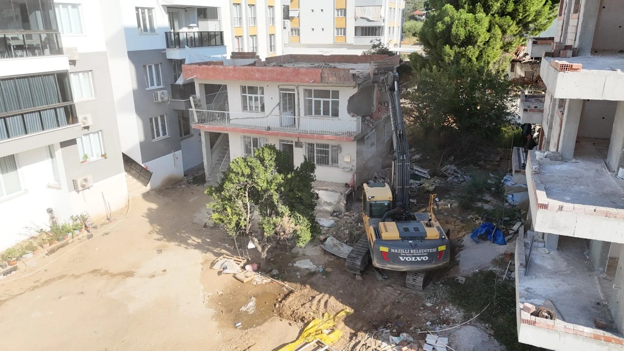 Nazilli Belediyesi’nden Yeşil Mahalle’de trafiği rahatlatacak hamle: Yıllardır yıkılması beklenen metruk bina yıkıldı