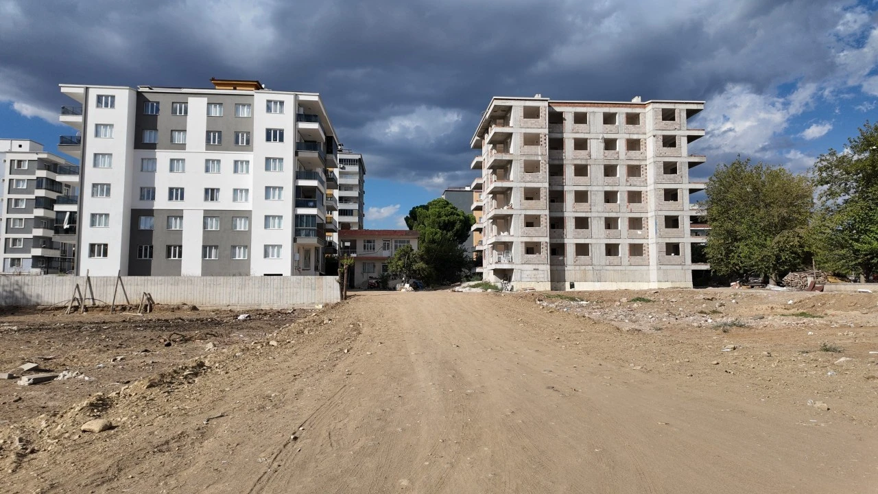 Nazilli Belediyesi’nden Yeşil Mahalle’de trafiği rahatlatacak hamle: Yıllardır yıkılması beklenen metruk bina yıkıldı
