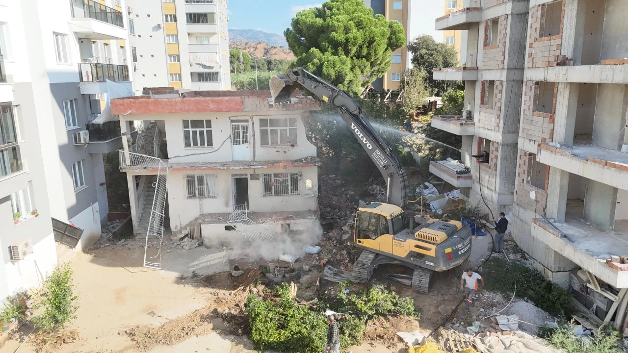 Nazilli Belediyesi’nden Yeşil Mahalle’de trafiği rahatlatacak hamle: Yıllardır yıkılması beklenen metruk bina yıkıldı