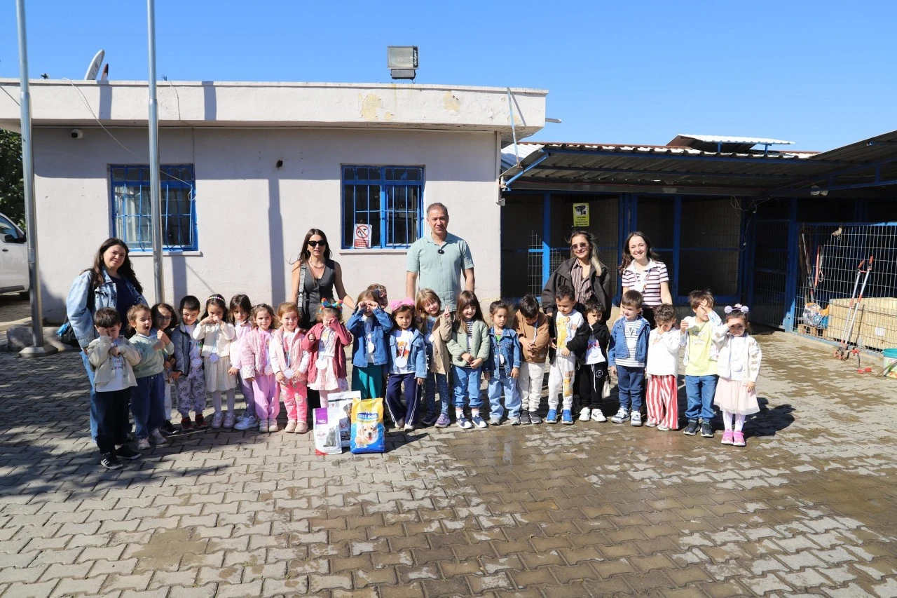 Minik öğrenciler can dostlarla sevgi dolu bir gün geçirdi