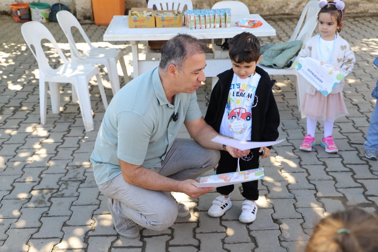Minik öğrenciler can dostlarla sevgi dolu bir gün geçirdi