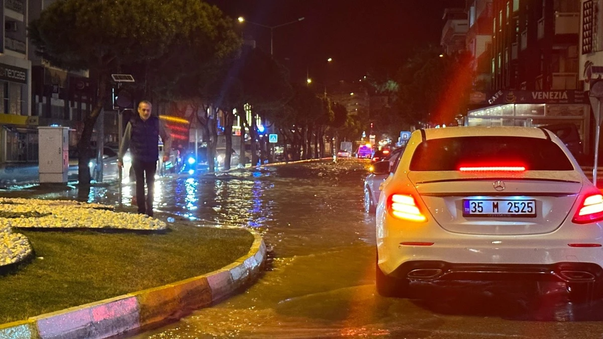Kuşadası’nda sağanak yağış: Yollar göle döndü, sürücüler zor anlar yaşadı