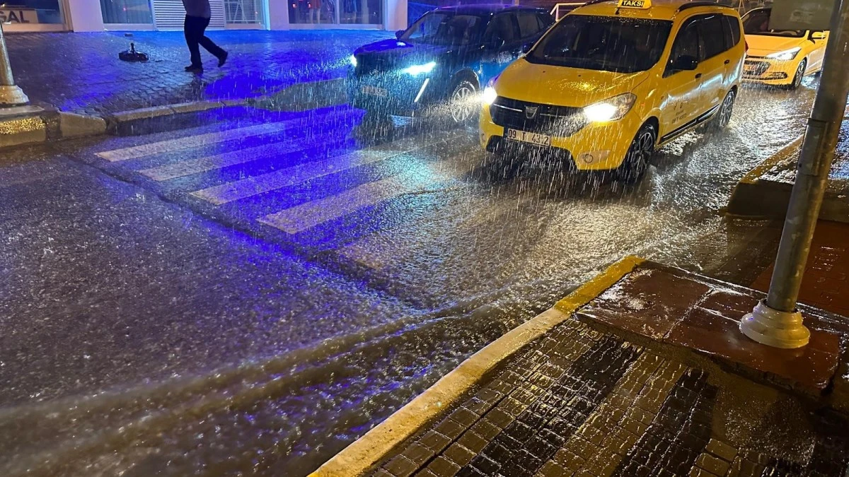 Kuşadası’nda sağanak yağış: Yollar göle döndü, sürücüler zor anlar yaşadı