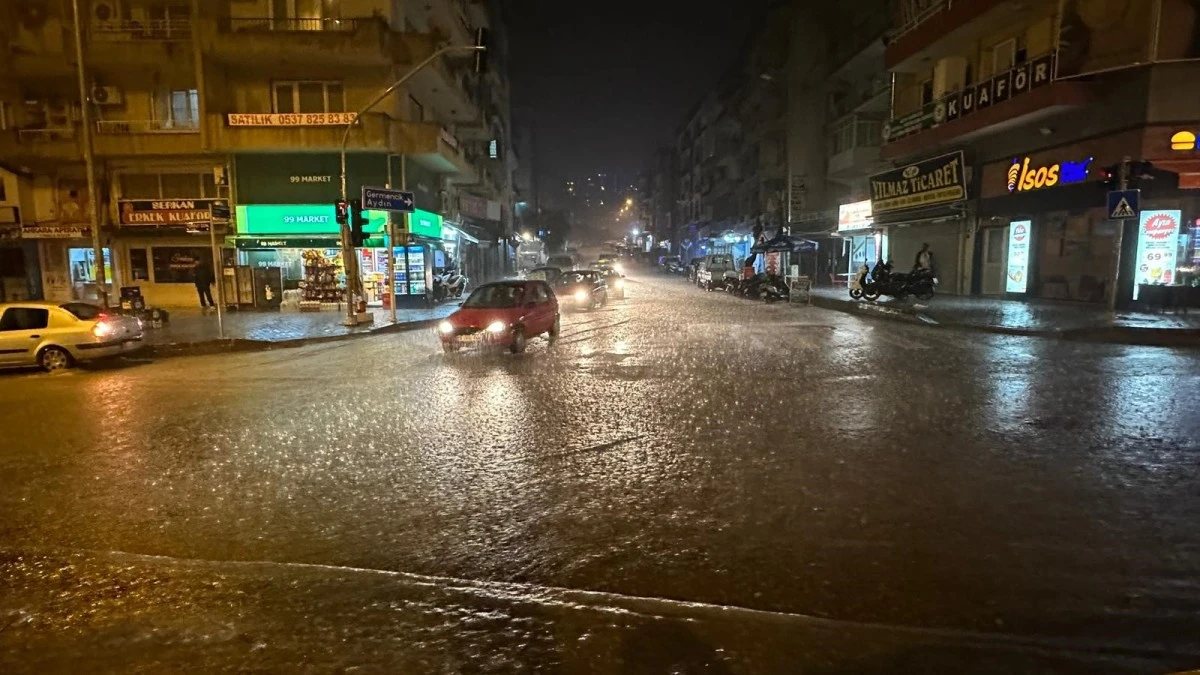 Kuşadası’nda sağanak yağış: Yollar göle döndü, sürücüler zor anlar yaşadı