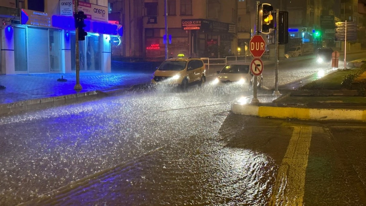 Kuşadası’nda sağanak yağış: Yollar göle döndü, sürücüler zor anlar yaşadı