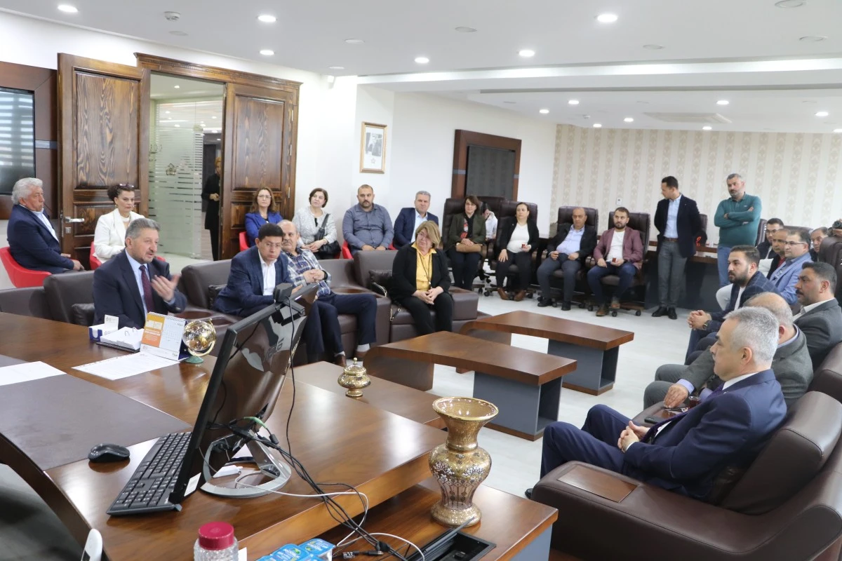 Aydın Milletvekili Mustafa Savaş Nazilli Ticaret Odası’nı ziyaret etti