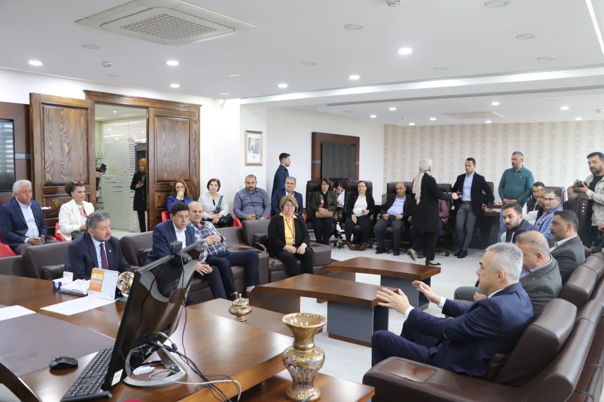 Aydın Milletvekili Mustafa Savaş Nazilli Ticaret Odası’nı ziyaret etti