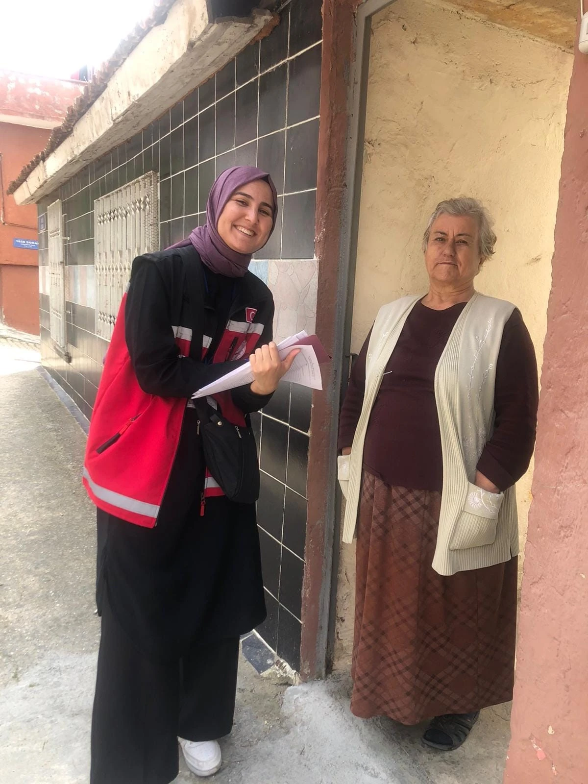 Efeler’de ihtiyaç sahibi aileler unutulmuyor