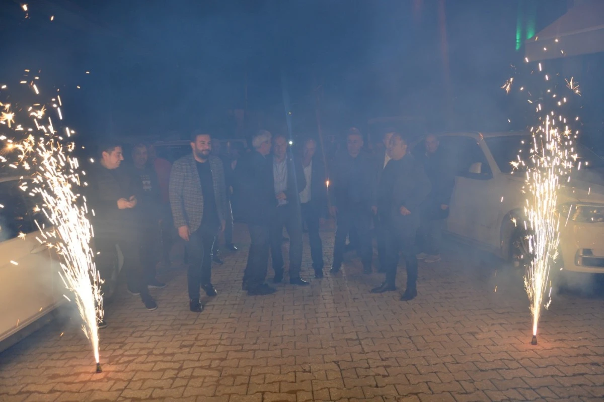 AK PARTİLİ ABAK NAZİLLİ'DE MEŞALELER İLE KARŞILANDI