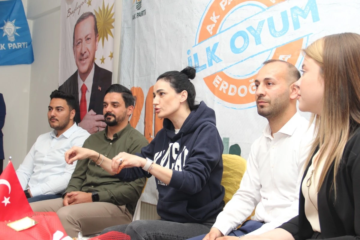 AK Partili Sarıbaş İncirliova’da Teknofest Gençlik ile bir araya geldi