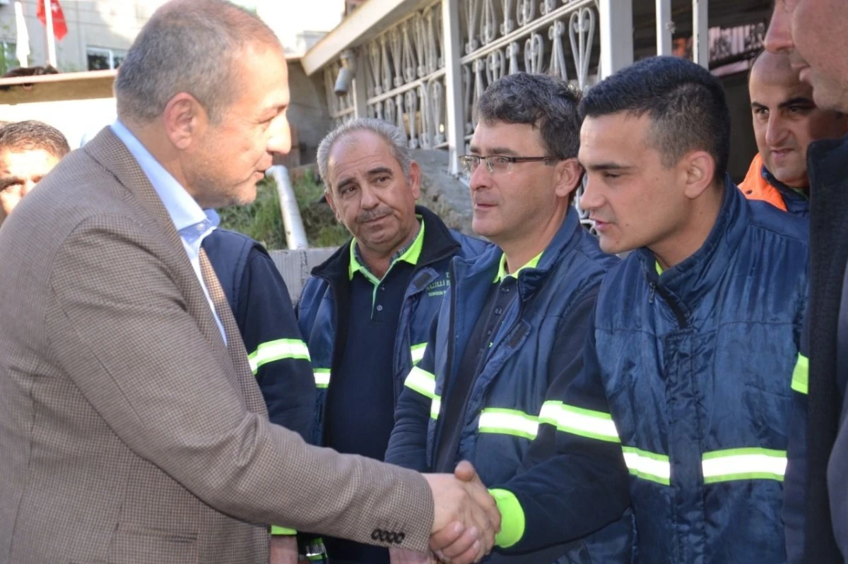 AK Partili Abak 1 Mayıs’ta temizlik işçileriyle buluştu