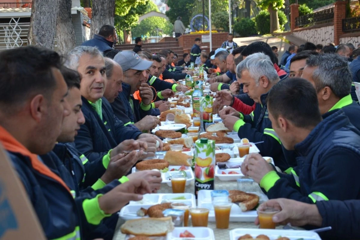AK Partili Abak 1 Mayıs’ta temizlik işçileriyle buluştu