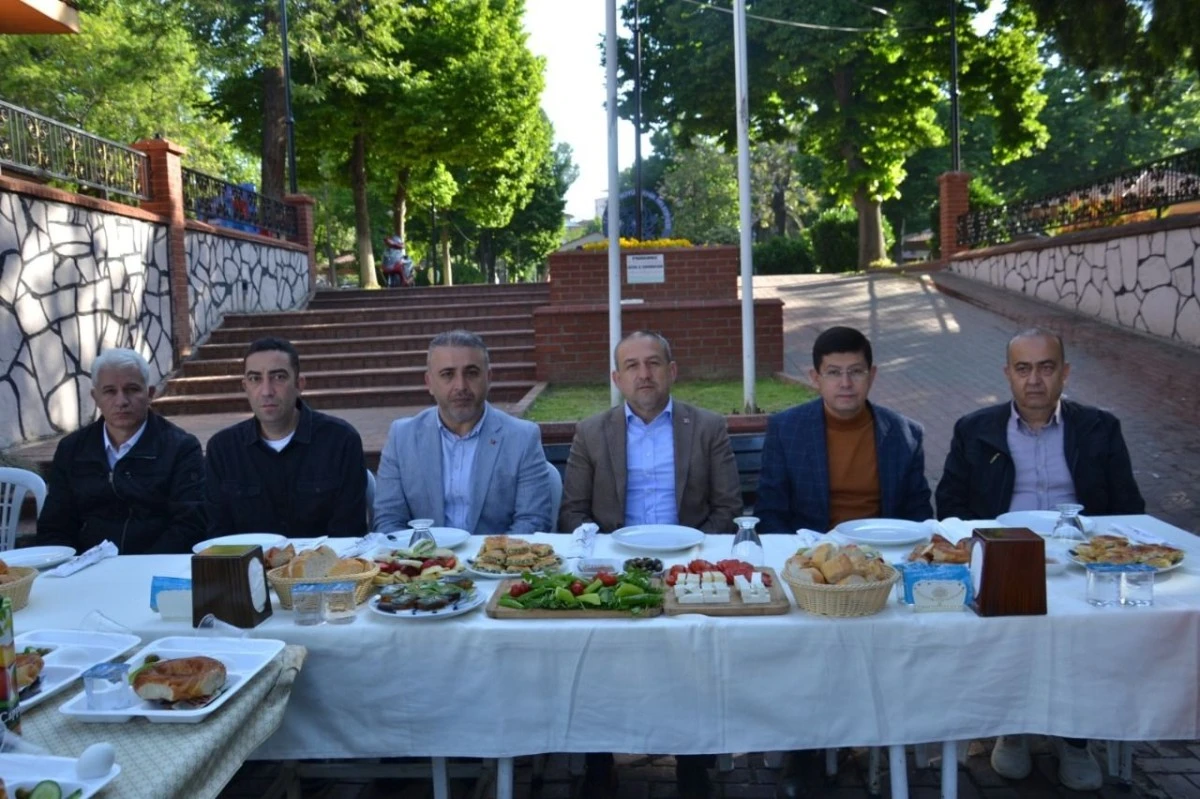 AK Partili Abak 1 Mayıs’ta temizlik işçileriyle buluştu
