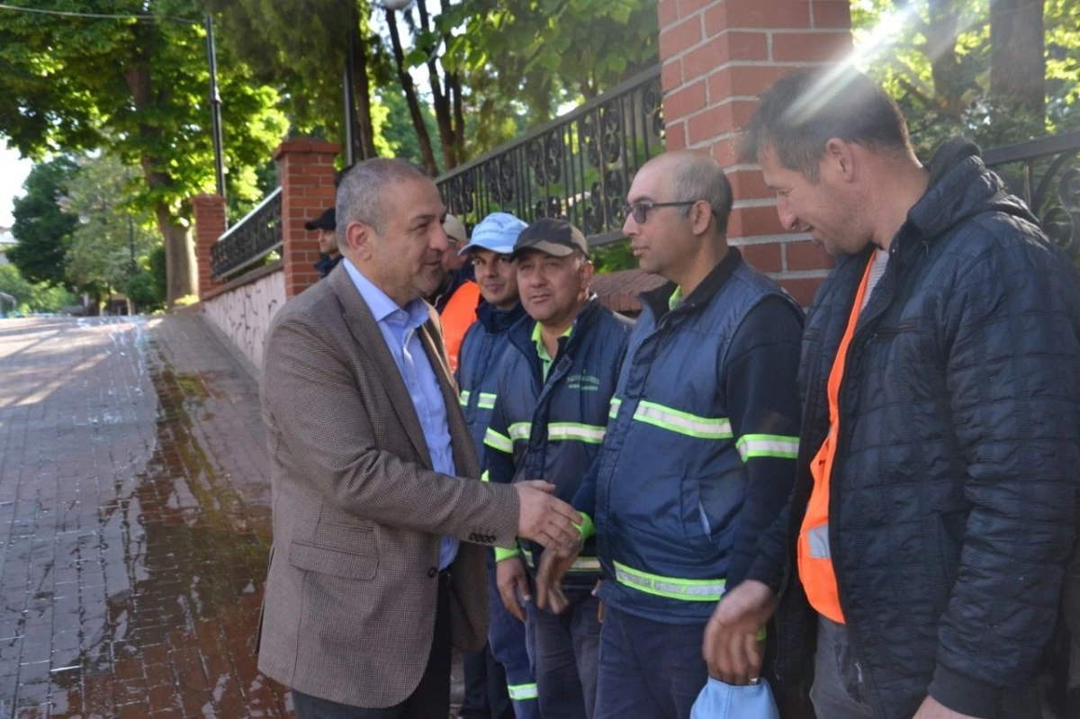 AK Partili Abak 1 Mayıs&rsquo;ta temizlik iş&ccedil;ileriyle buluştu