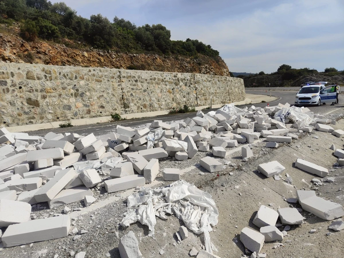 Tırın dorsesindeki gaz betonlar yola savruldu, facia ucuz atlatıldı